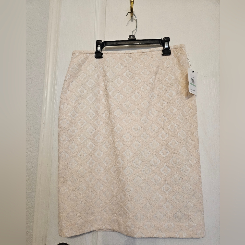 Chic Cream Midi Skirt with Timeless Elegance